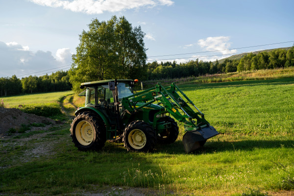 kann-man-an-jeden-traktor-einen-frontlader-anbauen-blog